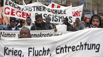 Manifestación en apoyo a los llamados 'refugiados de Lampedusa' para que se les permita quedarse,  en Hamburgo, Alemania.