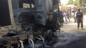 Policías colocan guardias en un camión después de un ataque de los islamistas   en Maiduguri, Nigeria, ayer.