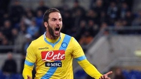 Gonzalo Higuaín (izq.) define y corre a festejar el primero de sus dos goles ayer en el Estadio Olímpico.