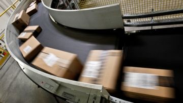 Miles de paquetes listos para ser enviados, corren por la faja transportadora del centro de entrega de   Amazon.com en Phoenix. Se espera que millones de compradores adquieran productos por Internet.