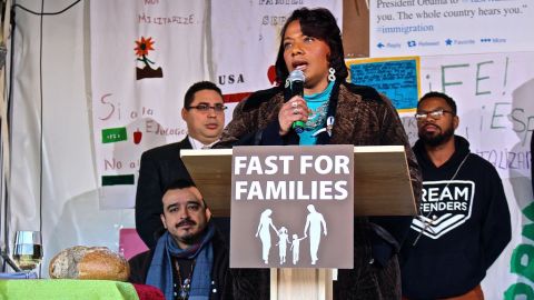 Bernice King, hija del fallecido líder de los derechos civiles Martin Luther King III, habla durante el acto religioso en la “carpa comunitaria” donde se realiza el ayuno.