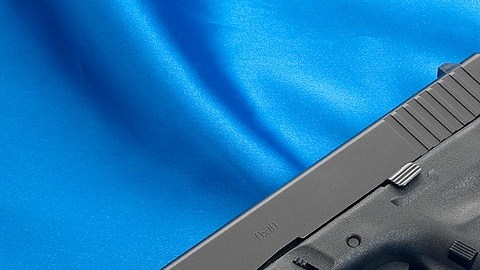 La ley controla las armas de fuego que pueden pasar sin ser advertidas por los detectores de armas.