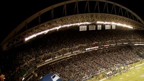 Enardecidos fanáticos celebran el pase a la postemporada de los Halcones Marinos, el pasado lunes en Seattle.