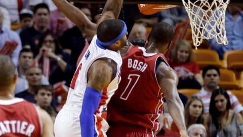 Josh Smith (centro), de Pistones, logra un clavado sobre Chris Bosh (1), del Heat, durante el segundo período del juego de anoche.