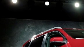 El modelo  Jeep Cherokee cuando fue presentado en Nueva York. Chrysler señaló que   su modelo había tenido gran  aceptación.