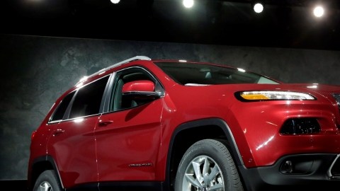 El modelo  Jeep Cherokee cuando fue presentado en Nueva York. Chrysler señaló que   su modelo había tenido gran  aceptación.