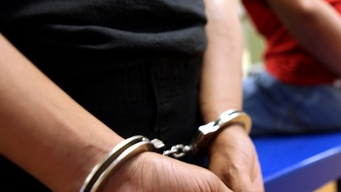 Casi 200,000 jóvenes ingresan al sistema de justicia penal para adultos cada año, la mayoría por crímenes no violentos.