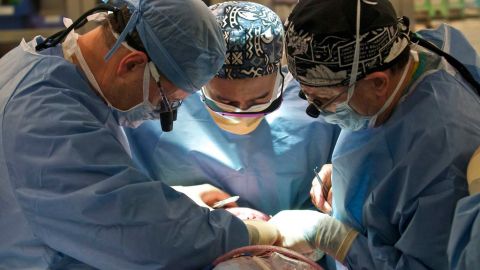 Las operaciones de cara, utilizando los cadáveres de los donantes, son todavía experimentales.