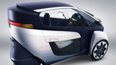 Su motor eléctrico, alimentado por una batería de iones de litio ofrece una autonomía de 30 millas.