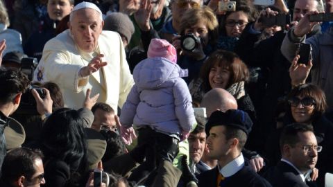 El Papa saluda a los feligreses a su llegada a la audiencia de los miércoles en la Plaza de San Pedro, ayer.
