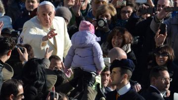El Papa saluda a los feligreses a su llegada a la audiencia de los miércoles en la Plaza de San Pedro, ayer.