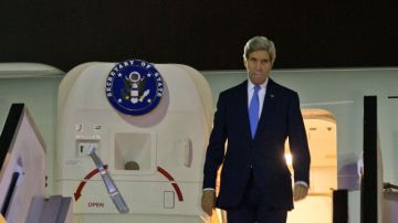 El secretario de Estado John Kerry a su llegada a  Tel Aviv, ayer.