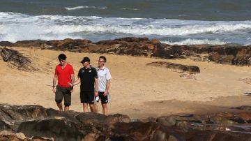 El  técnico de  Alemania, Joachim Low (izq.), camina con sus asistentes por la playa  en Costa de Sauipe.