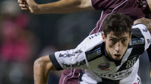 El jugador del Ponte Preta, Rildo (adelante), disputa el balón con Carlos Araujo,  de, Lanús, en el reñido encuentro de ayer en Sao Paulo.