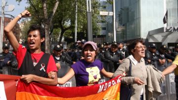 Simpatizantes de la izquierda mexicana bloqueaban ayer los accesos al Senado en el DF, en protesta por reforma energética.