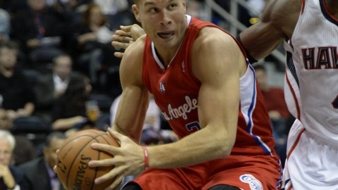 Blake Griffin (izq.) maneja el balón ante la presión de Paul Millsap,  de Atlanta.