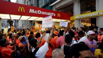 Hoy día está programada una ola de protestas en restaurantes de comida rápida del país, pidiendo  aumento del salario mínimo. En la foto, empleados de un  McDonald's en  New York, protestando en agosto.
