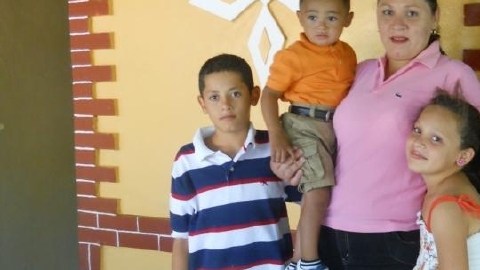 Blanca Alfaro acompañada de  sus tres hijos. Ella nació en Houston, Texas, pero le ha sido dificil probarlo.