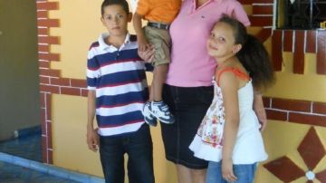 Blanca Alfaro acompañada de  sus tres hijos. Ella nació en Houston, Texas, pero le ha sido dificil probarlo.
