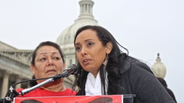 Erika Andiola junto con su madre en Washington.