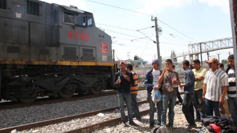 Migrantes centroamericanos junto al tren "La Bestia" enTultitlán, México.