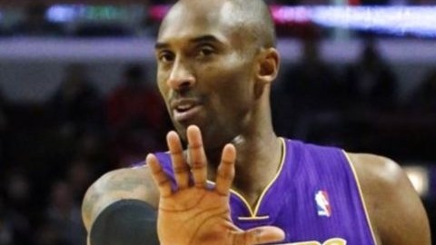 Kobe Bryant, la estrella de los Lakers de Los Ángeles, anuncia su regreso.