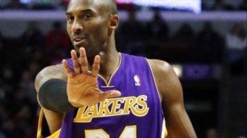 Kobe Bryant, la estrella de los Lakers de Los Ángeles, anuncia su regreso.
