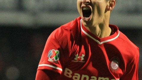 Isaac Brizuela, del Toluca, celebra su gol sobre el América en el juego de ida de las semifinales disputado en el Estadio Nemesio Díez.