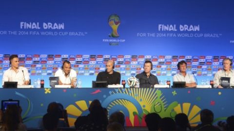 Fernando Hierro, Fabio Cannavaro, Cafú, Zinedine Zidane, Lothar Matthaeus, Mario Kempes, Geoff Hurst y Alcides Ghiggia (izq. a der.).