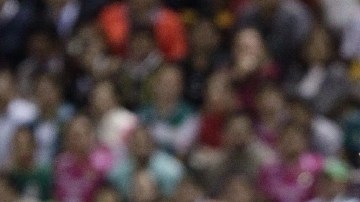 Edwin Hernández (der.) y Matías Britos pelean el balón con Rodolfo Salinas, del Santos, en el partido disputado en el   Nou Camp.