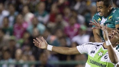 Edwin Hernández (der.) y Matías Britos pelean el balón con Rodolfo Salinas, del Santos, en el partido disputado en el   Nou Camp.