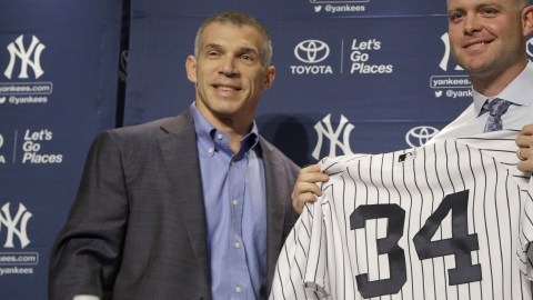 Brian McCann (der) muestra su camisola número 34 junto al mánager de los Yanquis, Joe Girardi.