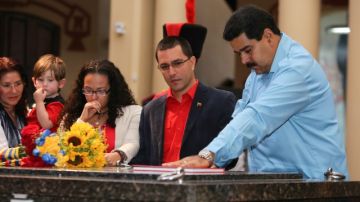 Autoridades kenianas han envuelto al gobierno venezolano en el  tráfico de drogas. El  presidente venezolano Nicolás Maduro, a la derecha.