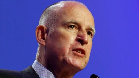 El gobernador de California Jerry Brown tiene el apoyo de la mayoria de los votantes segun una encuesta reciente.