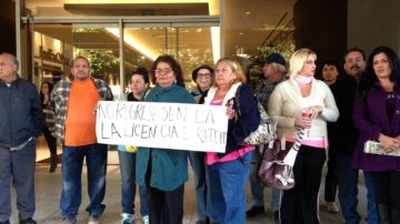 Afectados por supuestos fraudes hipotecarios del abogado Siringoringo protestan afuera de la Barra de Abogados de California, en Los Ángeles.