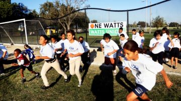 El programa 'Watts Unido' de People for Parks  integra equipos de fútbol con chicos de 10 a 14 años que puedan estar en riesgo de entrar a pandillas.