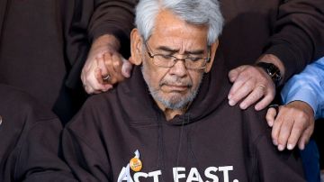 Debilitado por 22 días de ayuno, Eliseo Medina se une en una oración antes de abandonar la huelga de hambre el martes 3 de diciembre.