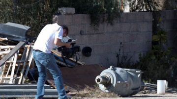 Un camarógrafo filma parte de la máquina de terapia de radiación, en el patio de la familia que encontró el equipo robado abandonado en un campo cercano, en el pueblo de Hueypoxtla, México.