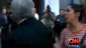 Momento en el que una mujer, cuya identidad y motivos se desconocen, escupe al presidente chileno Sebastián Piñera.