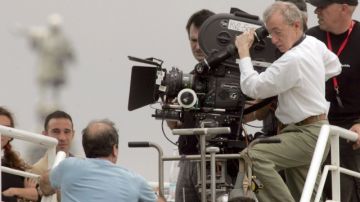 El cineasta estadounidense Woody Allen (2 der.), durante el rodaje de una de sus películas.