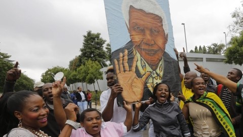 Con cánticos y danzas, miles rendían homenaje a Mandela a las afueras de su última residencia  en Johannesburgo.