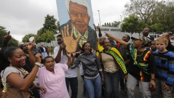 Con cánticos y danzas, miles rendían homenaje a Mandela a las afueras de su última residencia  en Johannesburgo.