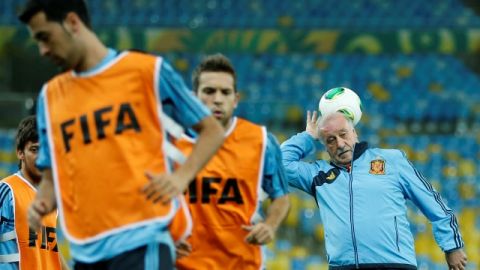 Vicente Del Bosque juega con un balón mientras sus jugadores realizan su entrenamiento en la pasada Copa Confederaciones.