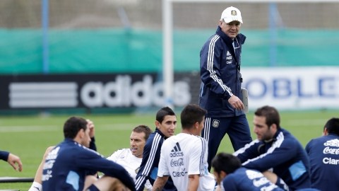 Sonriente, el técnico Alejandro Sabella camina entre el grupo de jugadores en una práctica de la selección argentina.