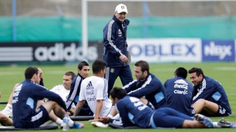 Sonriente, el técnico Alejandro Sabella camina entre el grupo de jugadores en una práctica de la selección argentina.