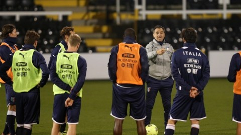 Cesare Prandelli dialoga con sus pupilos antes de su amistoso del 17 de noviembre ante Nigeria en el Craven Cottage en Londres.