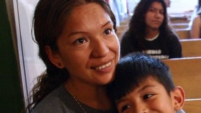 En esta foto de archivo (2006), Elvira Arellano reposa con su hijo Saúl Arellano dentro de la iglesia metodista Adalberto, en Chicago.