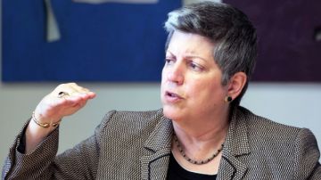Janet Napolitano en su visita a 'La Opinión' el lunes. La exsecretaria de Seguridad Nacional ahora preside UC.