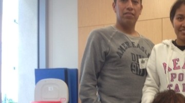 El niño Carlos Sedano, diagnosticado con leucemia, se entretiene con un juego de video junto a sus padres Juan Carlos Sedano y Blanca Villegas, en su habitación de hospital en Orange.