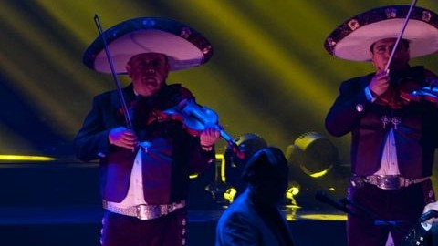 Dos instantes del concierto de Alejandro Fernández en el Nokia Theatre el sábado por la noche.